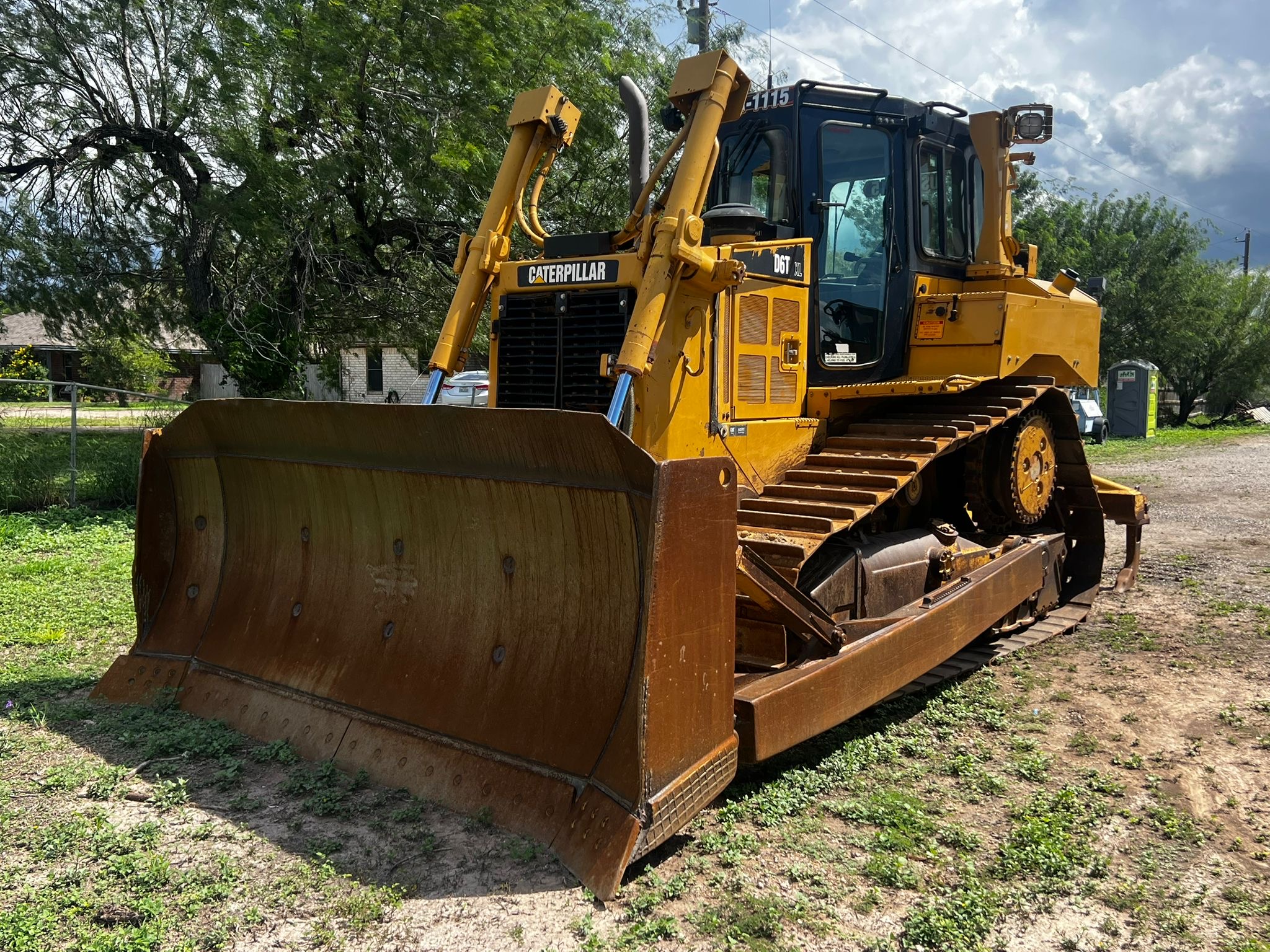 2011 CATERPILLAR D6T XL - view 2 of 12